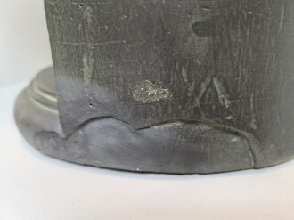 Gewaltige Büste, darstellend Prinzregent Luitpold von Bayern. Originalbemalt, sehr guter Zustand, Höhe ca. 80cm, Schulterbreite 60cm. Markiert "Carl G.Barth München 1887" Sehr dekorativ, Rückseitig am Sockel alte Reparaturstelle. KEIN VERSAND