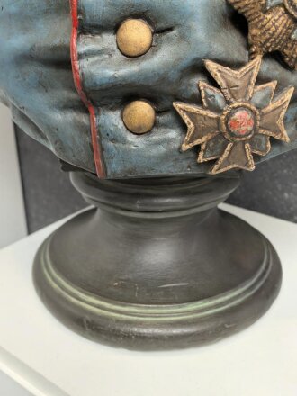 Gewaltige Büste, darstellend Prinzregent Luitpold von Bayern. Originalbemalt, sehr guter Zustand, Höhe ca. 80cm, Schulterbreite 60cm. Markiert "Carl G.Barth München 1887" Sehr dekorativ, Rückseitig am Sockel alte Reparaturstelle. KEIN VERSAND