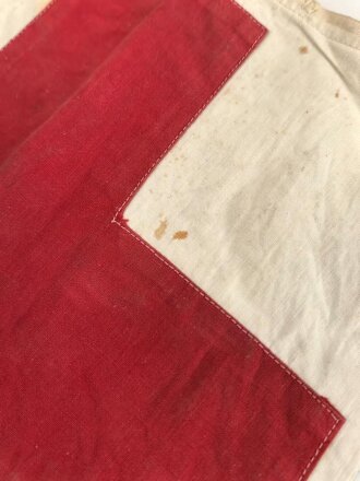 Doppelseitiges Rot Kreuz Kennzeichen aus der Zeit des 2. Weltkrieg, sicherlich zum Aufschieben gedacht, Maße 30,5 x 30,5cm