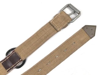 Webleinenriemen mit großem D-Ring Wehrmacht, Breite 40mm, Gesamtlänge 99cm. Ungetragenes Stück