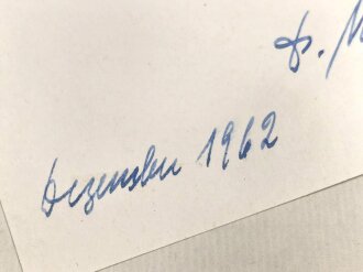 Max Domarus, eigenhändige Unterschrift vom Dezember 1962, auf Karte, diese eingeklebt im seinem Buch " Hitler - Reden und Proklamation , 1. Band"