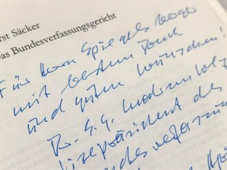 Ernst Gottfried Mahrenholz, Vizepräsident des Bundesverfassungsgerichts, eigenhändige Widmung  datiert 1991. Auf Vorsatzblatt des Buches  " Das Bundesverfassungsgericht" von Horst Säcker