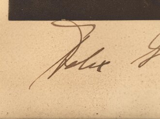 "Seeteufel" Korvettenkapitän Felix Graf v. Luckner, eigenhändige Unterschrift auf gerahmtem Druck, Maße des Rahmens 24,5 x 32cm