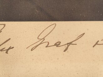 "Seeteufel" Korvettenkapitän Felix Graf v. Luckner, eigenhändige Unterschrift auf gerahmtem Druck, Maße des Rahmens 24,5 x 32cm