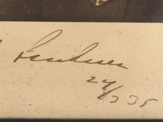 "Seeteufel" Korvettenkapitän Felix Graf v. Luckner, eigenhändige Unterschrift auf gerahmtem Druck, Maße des Rahmens 24,5 x 32cm