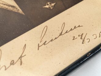 "Seeteufel" Korvettenkapitän Felix Graf v. Luckner, eigenhändige Unterschrift auf gerahmtem Druck, Maße des Rahmens 24,5 x 32cm