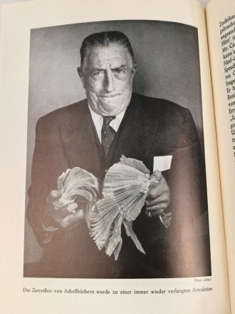"Seeteufel" Korvettenkapitän Felix Graf v. Luckner, eigenhändige Unterschrift  samt Widmung von 1964, auf Vorsatzblatt seines Buches " Aus siebzig Lebenjahren"