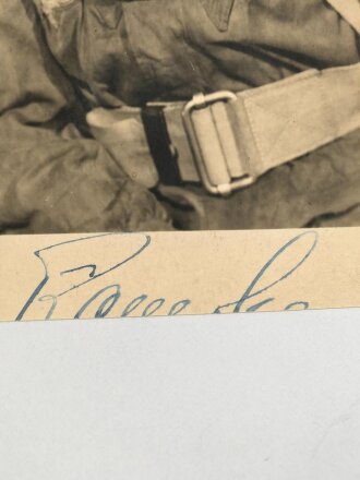 Bernard-Hermann Ramcke, General der Fallschirmtruppen. Eigenhändige Unterschrift auf Originalfoto, leider der untere Teil abgeschnitten.