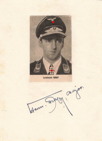 Hermann Graf,  Jagdflieger mit 212 Luftsiegen im Jagdgeschwader 52 und 50, Kommodore Jagdgeschwader 11, Ritterkreuz mit Eichenlaub, Schwertern und Brillanten. Eigenhändige Unterschrift auf eingesandtem Kärtchen mit aufgeklebten Zeitungsausschnitt.