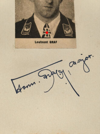 Hermann Graf,  Jagdflieger mit 212 Luftsiegen im Jagdgeschwader 52 und 50, Kommodore Jagdgeschwader 11, Ritterkreuz mit Eichenlaub, Schwertern und Brillanten. Eigenhändige Unterschrift auf eingesandtem Kärtchen mit aufgeklebten Zeitungsausschnitt.