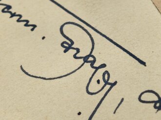 Hermann Graf,  Jagdflieger mit 212 Luftsiegen im Jagdgeschwader 52 und 50, Kommodore Jagdgeschwader 11, Ritterkreuz mit Eichenlaub, Schwertern und Brillanten. Eigenhändige Unterschrift auf eingesandtem Kärtchen mit aufgeklebten Zeitungsausschnitt.