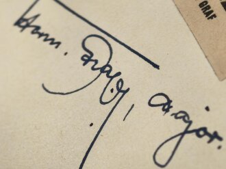 Hermann Graf,  Jagdflieger mit 212 Luftsiegen im Jagdgeschwader 52 und 50, Kommodore Jagdgeschwader 11, Ritterkreuz mit Eichenlaub, Schwertern und Brillanten. Eigenhändige Unterschrift auf eingesandtem Kärtchen mit aufgeklebten Zeitungsausschnitt.