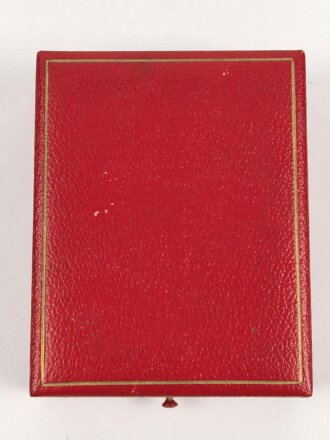 Deutsches Rotes Kreuz,  Ehrenzeichen 3. Stufe (1937-1939) an Damenschleife, in Etui von Godet Berlin.