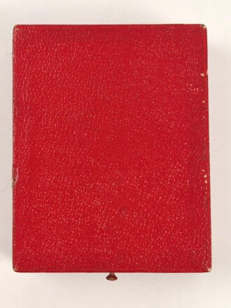 Deutsches Rotes Kreuz,  Ehrenzeichen 3. Stufe (1937-1939) an Damenschleife, in Etui von Godet Berlin.