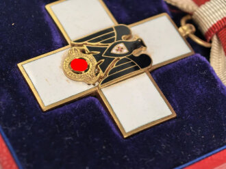 Deutsches Rotes Kreuz,  Ehrenzeichen 3. Stufe (1937-1939) an Damenschleife, in Etui von Godet Berlin.