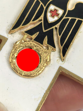 Deutsches Rotes Kreuz,  Ehrenzeichen 1. Stufe (1937-1939) Halskreuz, am Band. Das Kreuz in sehr gutem Zustand, das Band mit Tragespuren
