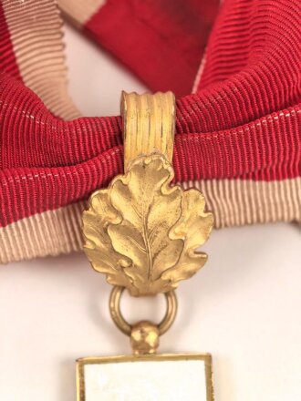 Deutsches Rotes Kreuz,  Ehrenzeichen 1. Stufe (1937-1939) Halskreuz, am Band. Das Kreuz in sehr gutem Zustand, das Band mit Tragespuren