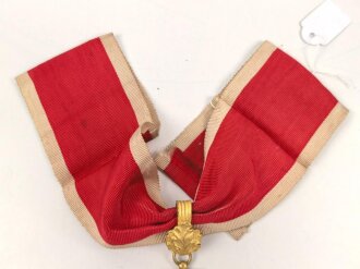 Deutsches Rotes Kreuz,  Ehrenzeichen 1. Stufe (1937-1939) Halskreuz, am Band. Das Kreuz in sehr gutem Zustand, das Band mit Tragespuren