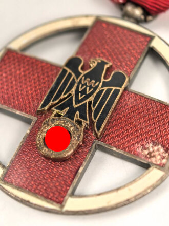 Deutsches Rotes Kreuz,  Medaille zum Ehrenzeichen  (1937-1939) am Band. Entnazifiziert, Emailleschaden