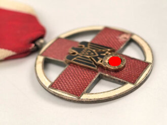 Deutsches Rotes Kreuz,  Medaille zum Ehrenzeichen  (1937-1939) am Band. Entnazifiziert, Emailleschaden