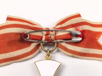 Bayern, Ehrenzeichen des Bayerischen Landesvereins vom Roten Kreuz 2. Klasse, an Damenschleife. Sehr guter Zustand