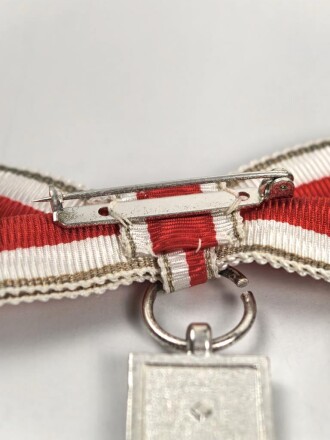 Bundesrepublik Deutschland, Ehrenzeichen des Deutschen Roten Kreuzes in Silber, mit Miniatur, im Etui. Damenausführung seit 1953