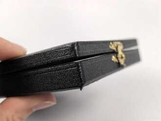 Bundesrepublik Deutschland, Ehrenzeichen des Deutschen Roten Kreuzes in Silber, mit Miniatur, im Etui. Damenausführung seit 1953