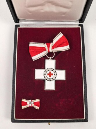 Bundesrepublik Deutschland, Ehrenzeichen des Deutschen Roten Kreuzes in Silber, mit Miniatur, im Etui. Damenausführung seit 1953