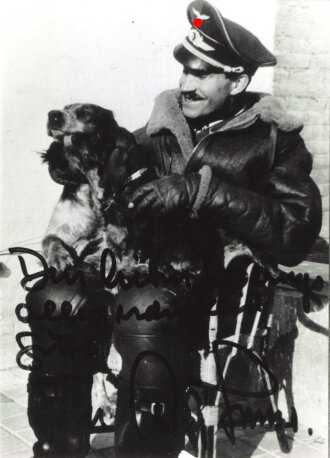 Adolf Galland, Kommodore Jagdgeschwader 26, Reprofoto mit ebensolcher Widmung samt Unterschrift. Maße 12,5 x 17,5cm