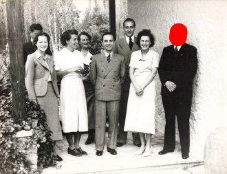 Leni Riefenstahl, eigenhändige Unterschrift auf REPRO Pressefoto  19 x 20cm. Dazu 5 weitere REPRO Pressefotos je etwa DIN A4