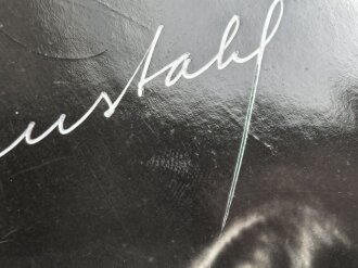 Leni Riefenstahl, eigenhändige Unterschrift auf REPRO Pressefoto  19 x 20cm. Dazu 5 weitere REPRO Pressefotos je etwa DIN A4