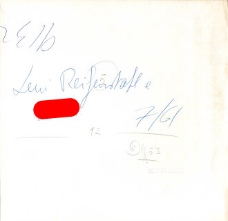 Leni Riefenstahl, eigenhändige Unterschrift auf REPRO Pressefoto  19 x 20cm. Dazu 5 weitere REPRO Pressefotos je etwa DIN A4