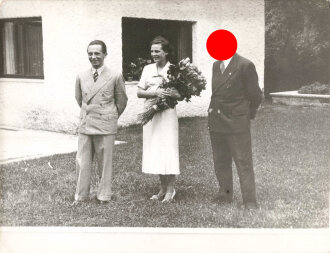 Leni Riefenstahl, eigenhändige Unterschrift auf REPRO Pressefoto  19 x 20cm. Dazu 5 weitere REPRO Pressefotos je etwa DIN A4