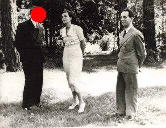 Leni Riefenstahl, eigenhändige Unterschrift auf REPRO Pressefoto  19 x 20cm. Dazu 5 weitere REPRO Pressefotos je etwa DIN A4