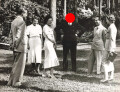 Leni Riefenstahl, eigenhändige Unterschrift auf REPRO Pressefoto  19 x 20cm. Dazu 5 weitere REPRO Pressefotos je etwa DIN A4