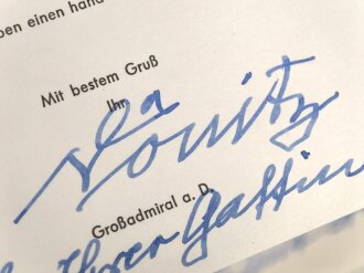Karl Dönitz,  Großadmiral der Kriegsmarine und Befehlshaber der U-Boote. Eigenhändige Unterschrift auf Dankeskarte von 1972, samt zugehörigem Umschlag