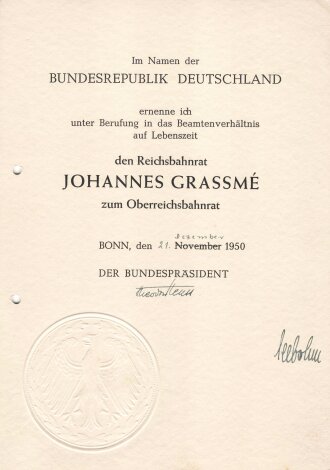 Theodor Heuss, erster Bundespräsident der Bundesrepublik Deutschland. Eigenhändige Unterschrift auf einer Ernennungsurkunde zum Oberreichsbahnrat, datiert 1950. Dazu ein weiteres Dokument