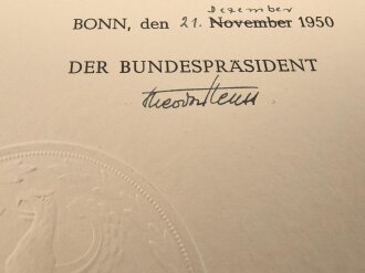 Theodor Heuss, erster Bundespräsident der Bundesrepublik Deutschland. Eigenhändige Unterschrift auf einer Ernennungsurkunde zum Oberreichsbahnrat, datiert 1950. Dazu ein weiteres Dokument