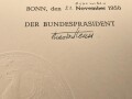 Theodor Heuss, erster Bundespräsident der Bundesrepublik Deutschland. Eigenhändige Unterschrift auf einer Ernennungsurkunde zum Oberreichsbahnrat, datiert 1950. Dazu ein weiteres Dokument
