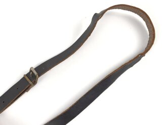 Trageriemen aus dunkelbraunem Leder, vermutlich für eine Rot Kreuz Tasche oder ähnliches