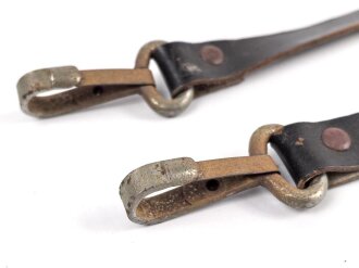 Trageriemen aus dunkelbraunem Leder, vermutlich für eine Rot Kreuz Tasche oder ähnliches