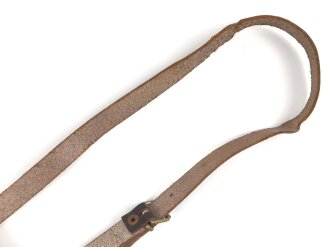 Trageriemen aus dunkelbraunem Leder, vermutlich für eine Rot Kreuz Tasche oder ähnliches