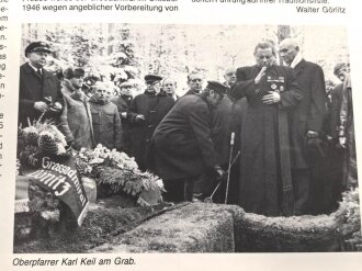 Buch " Dokumentation zur Zeitgeschichte: Großadmiral Dönitz" 69 Seiten, Herausgeber Deutscher Marinebund  im Jahr der Beisetzung von Karl Dönitz 1981. Gebraucht