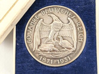 Silberne Medaille " 60 Jahre Deutsches Reich 1871-1931" Randprägung " Sächs. Münze 835" Durchmesser 36mm, in zugehöriger ? Schachtel.