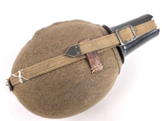 Feldflasche Wehrmacht, die Belederung unten an der Niete...