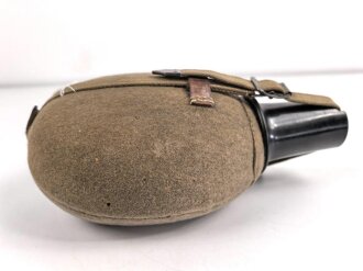 Feldflasche Wehrmacht, die Belederung unten an der Niete...