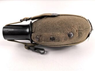 Feldflasche Wehrmacht, die Belederung unten an der Niete geklebt