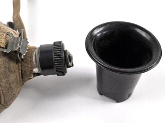 Feldflasche Wehrmacht, die Belederung unten an der Niete geklebt