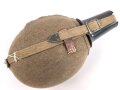 Feldflasche Wehrmacht, die Belederung unten an der Niete geklebt