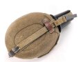 Feldflasche Wehrmacht, die Belederung unten an der Niete geklebt
